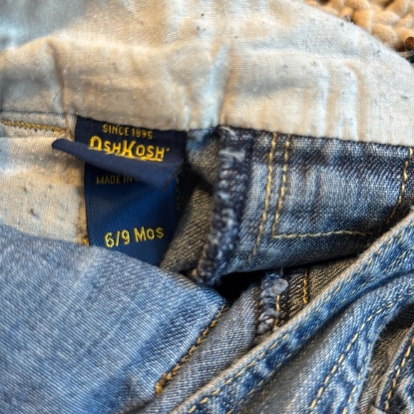 OshKosh B'gosh Blue Denim bib Overalls
Embroidered pink flowers‎ size 6/9 months - Picture 5 of 6